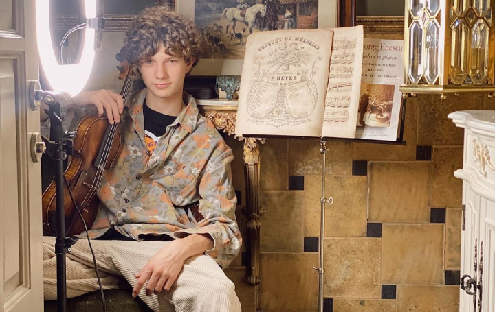 Pentru el - vioara este precum o domnisoara! Catalin Advahov nu inceteaza sa ne uimeasca: „Cand am timp liber, ma stradui sa exersez cat mai mult la vioara, deoarece doar prin munca si efort pot sa ma dezvolt si sa imi ating scopurile” - VIDEO Pentru el - vioara este precum o domnisoara! Catalin Advahov nu inceteaza sa ne uimeasca: „Cand am timp liber, ma stradui sa exersez cat mai mult la vioara, deoarece doar prin munca si efort pot sa ma dezvolt si sa imi ating scopurile” - VIDEO