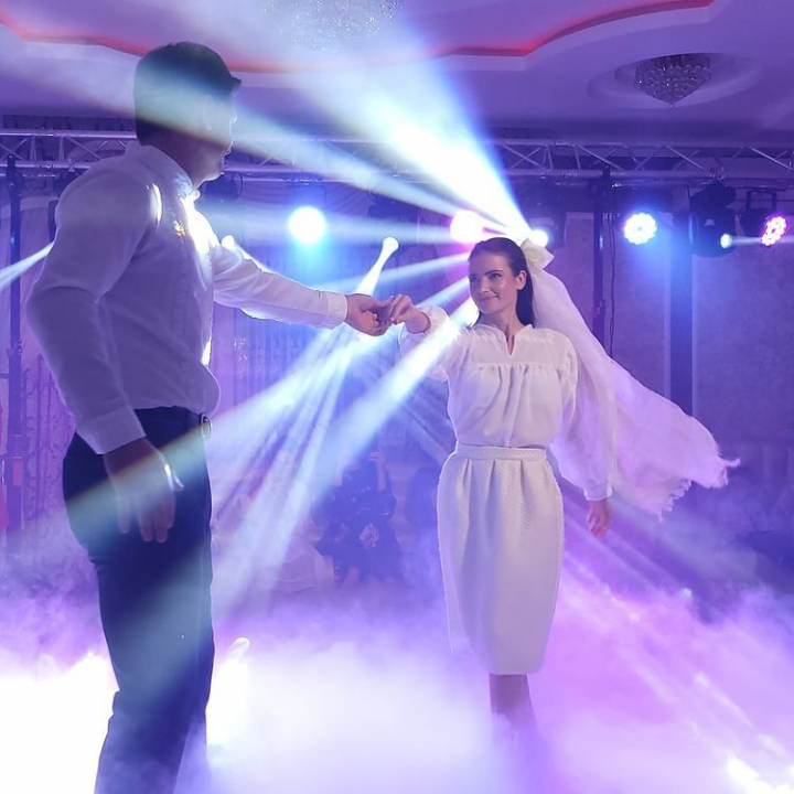 O altfel de nunta! Stela Botez, mireasa traditionala care si-a cusut rochia si a brodat camasa mirelui - VIDEO O altfel de nunta! Stela Botez, mireasa traditionala care si-a cusut rochia si a brodat camasa mirelui - VIDEO