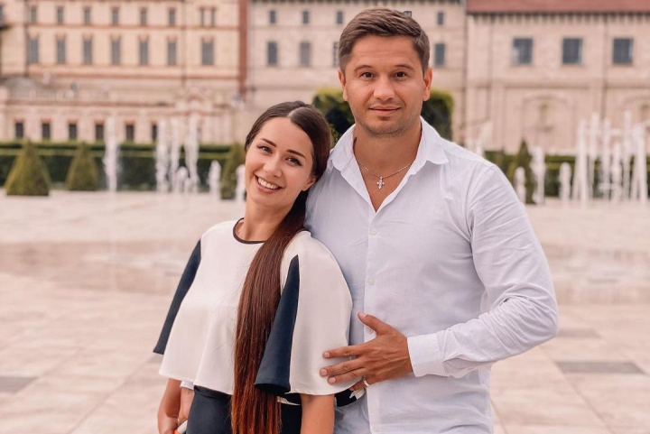 O premiera noua de la Irina si Serghei Kovalsky! Interpretii au lansat o noua versiune a piesei „Iubire ca-n seriale” - VIDEO O premiera noua de la Irina si Serghei Kovalsky! Interpretii au lansat o noua versiune a piesei „Iubire ca-n seriale” - VIDEO