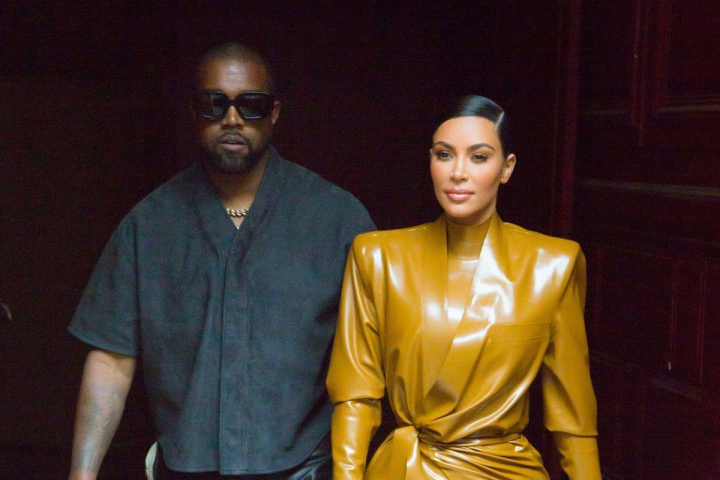 Kanye West este devastat. Cantaretul a postat o fotografie in care se saruta cu Kim Kardashian si recunoaste public ca o vrea inapoi Kanye West este devastat. Cantaretul a postat o fotografie in care se saruta cu Kim Kardashian si recunoaste public ca o vrea inapoi