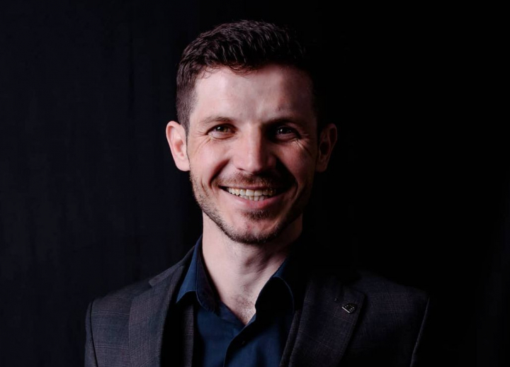 „Cand femeia isi face parul blond, ea vrea sa fie mai deschisa cu lumea!”. Ce spune unicul expert in citirea chipurilor din tara noastra, Petru Arama, despre caracterul Anisoarei Loghin - VIDEO 