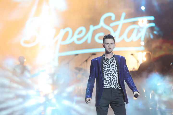 Moldoveanul Daniel Svet, explozie de energie pe scena primului LIVE: ”Tu ai innebunit! Semizeu moldovenesc ce esti tu” - VIDEO Moldoveanul Daniel Svet, explozie de energie pe scena primului LIVE: ”Tu ai innebunit! Semizeu moldovenesc ce esti tu” - VIDEO