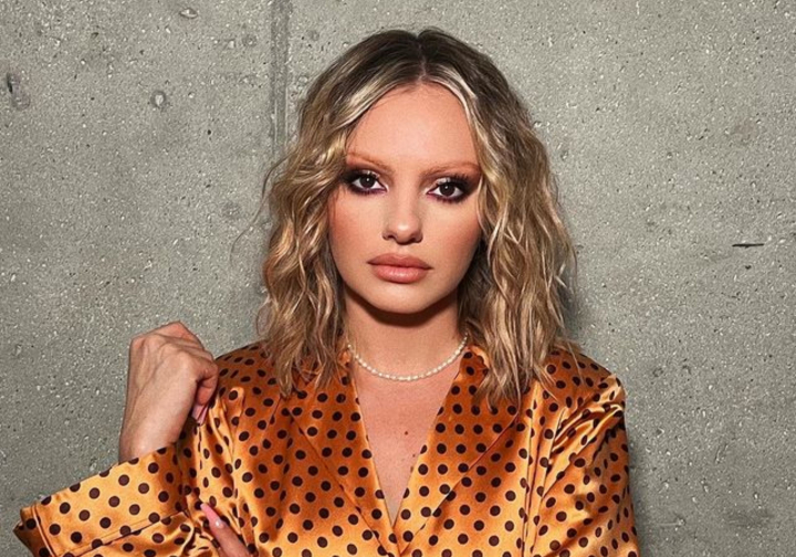 Alexandra Stan, artista care investeste mii de euro in accesorii si haine: „Inca umblu cu masina lui taica-miu” - VIDEO Alexandra Stan, artista care investeste mii de euro in accesorii si haine: „Inca umblu cu masina lui taica-miu” - VIDEO