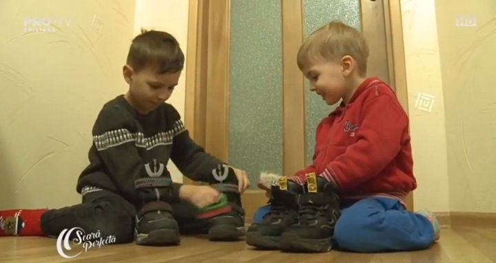 Cum Vlad Ciobanu, baietelul care i-a cucerit pe juratii de la Romanii au Talent si-a pregatit ciubotelele pentru Mos Nicolae: „Daca suntem cuminti, ne aduce bombonele, dar daca suntem rai, ne aduce o varguta” - VIDEO Cum Vlad Ciobanu, baietelul care i-a cucerit pe juratii de la Romanii au Talent si-a pregatit ciubotelele pentru Mos Nicolae: „Daca suntem cuminti, ne aduce bombonele, dar daca suntem rai, ne aduce o varguta” - VIDEO