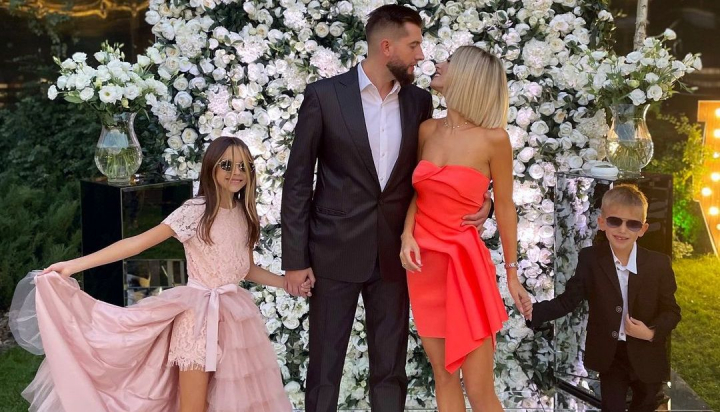 Fara braduti si decoratiuni de iarna! Familia bloggeritei Ana Irina s-a fotografiat intr-o altfel de sedinta pentru Craciun. Vezi imaginile spectaculoase - FOTO Fara braduti si decoratiuni de iarna! Familia bloggeritei Ana Irina s-a fotografiat intr-o altfel de sedinta pentru Craciun. Vezi imaginile spectaculoase - FOTO