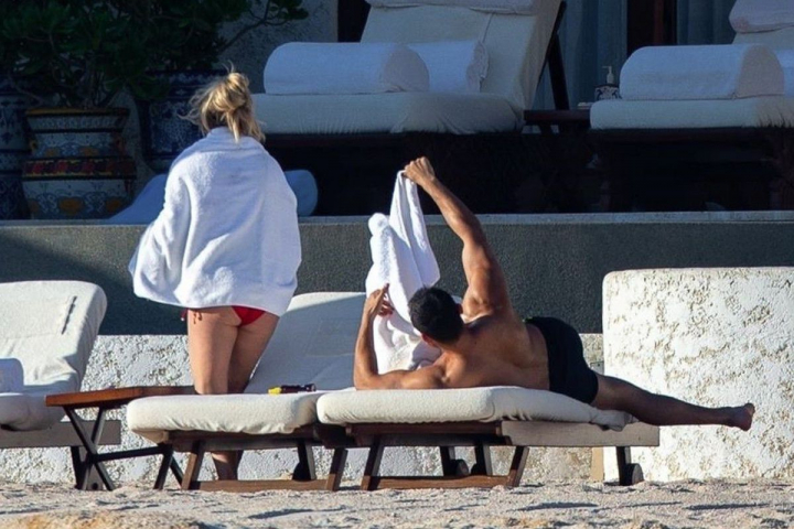 Britney Spears, fotografiata in vacanta aniversara din Mexic cu iubitul Sam Asghari Britney Spears, fotografiata in vacanta aniversara din Mexic cu iubitul Sam Asghari