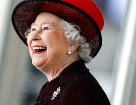 Atributii neobisnuite. Regina a angajat o persoana care sa-i poarte pantofii pentru a-i largi Atributii neobisnuite. Regina a angajat o persoana care sa-i poarte pantofii pentru a-i largi