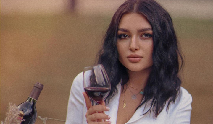 De Revelion fii cea mai stralucitoare cu un machiaj demn de lumina reflectoarelor! Beauty bloggerita Masha Cotorobai iti spune secretul unui make-up spectaculos De Revelion fii cea mai stralucitoare cu un machiaj demn de lumina reflectoarelor! Beauty bloggerita Masha Cotorobai iti spune secretul unui make-up spectaculos