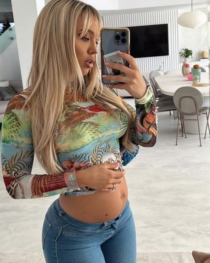 Cea mai “dorita” femeie din lume asteapta al treilea copil la numai 27 de ani. Tammy Hembrow, in culmea fericirii