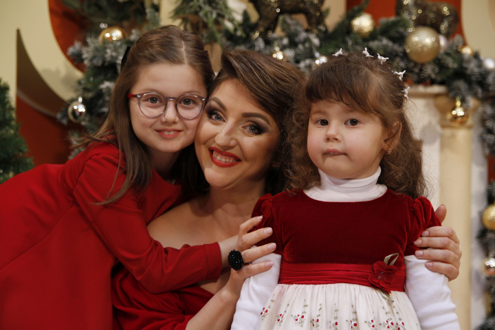 Anisoara Loghin a ras in hohote in direct! Una dintre invitate vorbea non-stop, iar alta canta incontinuu! Fetitele Alionei Triboi au facut senzatie in platoul emisiunii O Seara Perfecta - VIDEO