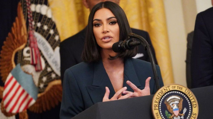 De necrezut! Kim Kardashian se reprofileaza dupa ce a sustinut examenul in drept. Vedeta urmeaza sa devina avocat De necrezut! Kim Kardashian se reprofileaza dupa ce a sustinut examenul in drept. Vedeta urmeaza sa devina avocat