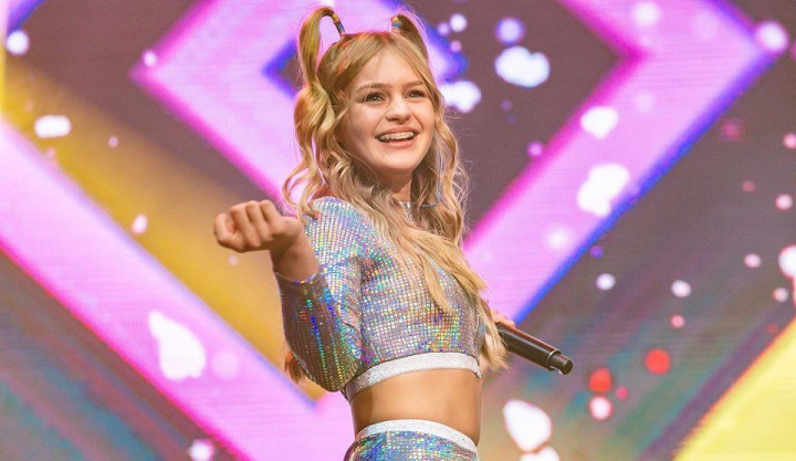 La doar 14 ani, Ana Beregoi deja are sute de mii de fani pe retelele de socializare: „Daca o sa-mi ia mama telefonul, o iau razna” - VIDEO La doar 14 ani, Ana Beregoi deja are sute de mii de fani pe retelele de socializare: „Daca o sa-mi ia mama telefonul, o iau razna” - VIDEO