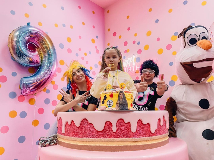 O petrecere in stilul TikTok! Fetita mai mare din familia Kovalsky a implinit 9 ani. Vezi ce surpriza a avut Liza - FOTO O petrecere in stilul TikTok! Fetita mai mare din familia Kovalsky a implinit 9 ani. Vezi ce surpriza a avut Liza - FOTO