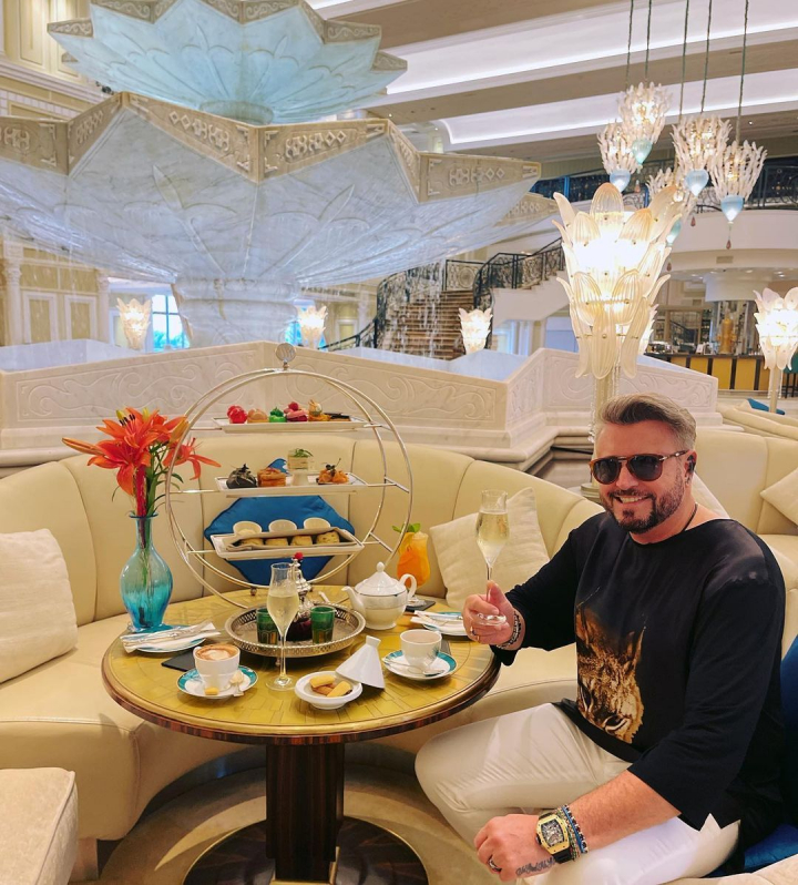 Catalin Botezatu are o avere de 100 de milioane de euro si lanseaza o afacere in Dubai in 2022. Despre ce e vorba: „Am vazut spatii de magazine si am avut diferite intalniri cu arhitecti
Catalin Botezatu are o avere de 100 de milioane de euro si lanseaza o afacere in Dubai in 2022. Despre ce e vorba: „Am vazut spatii de magazine si am avut diferite intalniri cu arhitecti