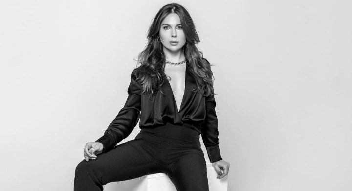 Un nou an - o noua culoare! Tendintele pentru anul 2022 de la Lidia Muntean, hairstylist: „Culoarea pe care o alegi depinde de ce simti tu, de starea ta emotionala” - FOTO Un nou an - o noua culoare! Tendintele pentru anul 2022 de la Lidia Muntean, hairstylist: „Culoarea pe care o alegi depinde de ce simti tu, de starea ta emotionala” - FOTO