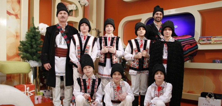 Juniorii ansamblului „Hora Mare” au venit cu o urare de zile mari in platoul serilor perfecte. Vezi ce isi doresc si ce asteptari au tinerii artisti de la anul 2022: „Sa invatam mai bine si sa avem mai multe turnee” - VIDEO