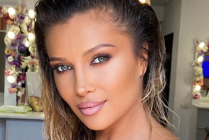 Lora a devenit copia fidela a lui Jennifer Lopez. Vezi poza in care asemanarea este izbitoare - FOTO
Lora a devenit copia fidela a lui Jennifer Lopez. Vezi poza in care asemanarea este izbitoare - FOTO