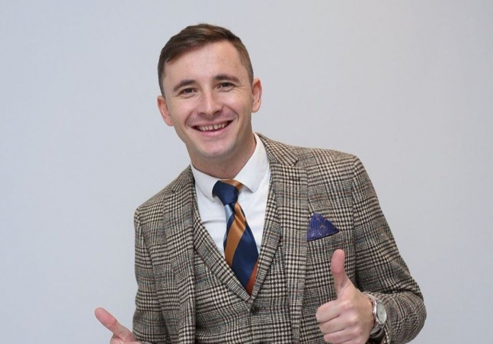 Ziua la teatru - seara la restaurant! Vezi cum a sarbatorit Emilian Cretu ziua sa de nastere, dar si cum l-au felicitat Nina Cretu si Renato Usatii: „Am niste emotii foarte mari. Fac aceste gesturi nu pentru a primi lauri si aplauze” - VIDEO Ziua la teatru - seara la restaurant! Vezi cum a sarbatorit Emilian Cretu ziua sa de nastere, dar si cum l-au felicitat Nina Cretu si Renato Usatii: „Am niste emotii foarte mari. Fac aceste gesturi nu pentru a primi lauri si aplauze” - VIDEO