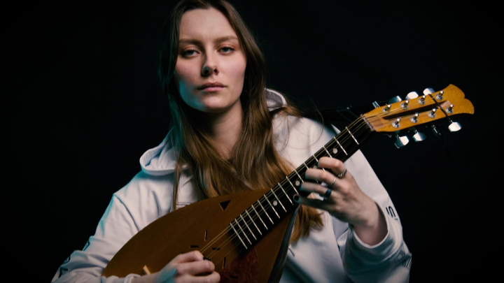 Ai mai auzit de rock la cobza? Tanara in varsta de 22 de ani, Gabriela Bulgaru este cea care iti demonstreaza ca nu exista standarte in muzica: „Tot progresul lumii se tine pe curiozitate, care este intarita de actiune” - FOTO/VIDEO Ai mai auzit de rock la cobza? Tanara in varsta de 22 de ani, Gabriela Bulgaru este cea care iti demonstreaza ca nu exista standarte in muzica: „Tot progresul lumii se tine pe curiozitate, care este intarita de actiune” - FOTO/VIDEO