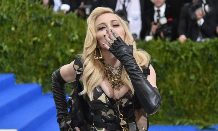 Madonna, ca o pustoaica la 63 de ani. Tinuta imbracata de artista i-a adus numeroase critici: „Ai o varsta, poarta-te ca atare!” - FOTO Madonna, ca o pustoaica la 63 de ani. Tinuta imbracata de artista i-a adus numeroase critici: „Ai o varsta, poarta-te ca atare!” - FOTO