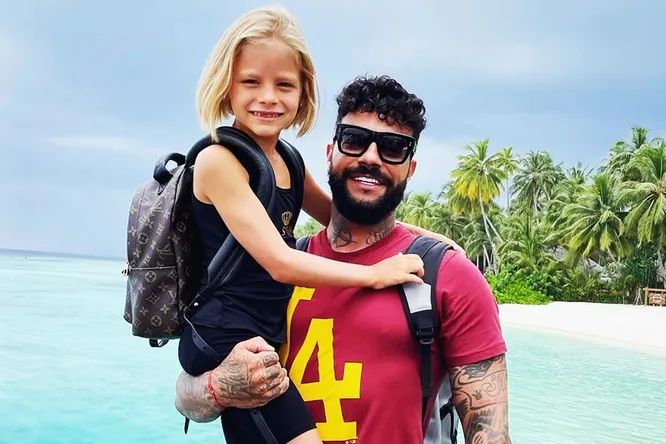„Fiica mea nu are nici o frica”: Timati a aratat cum Alice, in varsta de 7 ani, cucereste valurile oceanului Atlantic - VIDEO „Fiica mea nu are nici o frica”: Timati a aratat cum Alice, in varsta de 7 ani, cucereste valurile oceanului Atlantic - VIDEO