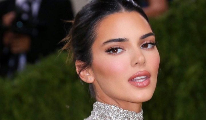 Kendall Jenner si rochiile care au creat controverse. Lumea inca vorbeste despre ultima ei tinuta scandaloasa - FOTO
Kendall Jenner si rochiile care au creat controverse. Lumea inca vorbeste despre ultima ei tinuta scandaloasa - FOTO