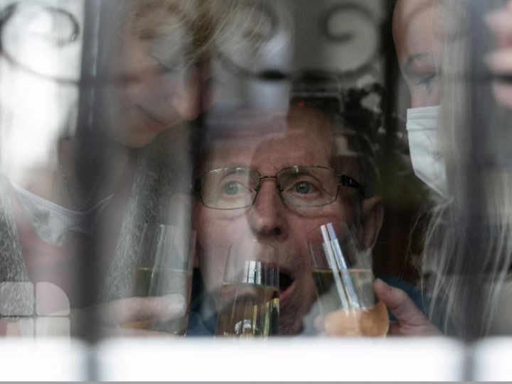 Gheorghe Urschi - lacrimi de fericire de ziua sa! Prietenii, colegii si oamenii care il admira au venit sa il felicite la geamul casei: „Dumnezeu este mare, iar noi il asteptam pe Gheorghe Urschi pe scena”- VIDEO Gheorghe Urschi - lacrimi de fericire de ziua sa! Prietenii, colegii si oamenii care il admira au venit sa il felicite la geamul casei: „Dumnezeu este mare, iar noi il asteptam pe Gheorghe Urschi pe scena”- VIDEO