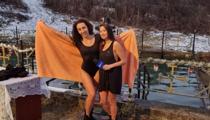 De Boboteaza se respecta traditiile! Dansatoarea Natalia Duminica si reporterul Iulia Deliu au facut baie in apa inghetata: „Cel mai important este sa nu te gandesti prea mult si sa mergi.” - VIDEO De Boboteaza se respecta traditiile! Dansatoarea Natalia Duminica si reporterul Iulia Deliu au facut baie in apa inghetata: „Cel mai important este sa nu te gandesti prea mult si sa mergi.” - VIDEO