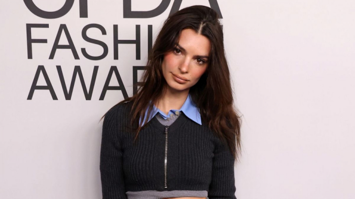 A nascut in urma cu zece luni si arata perfect. Emily Ratajkowski, electrizanta la Paris Fashion Week, intr-o rochie din satin - FOTO A nascut in urma cu zece luni si arata perfect. Emily Ratajkowski, electrizanta la Paris Fashion Week, intr-o rochie din satin - FOTO