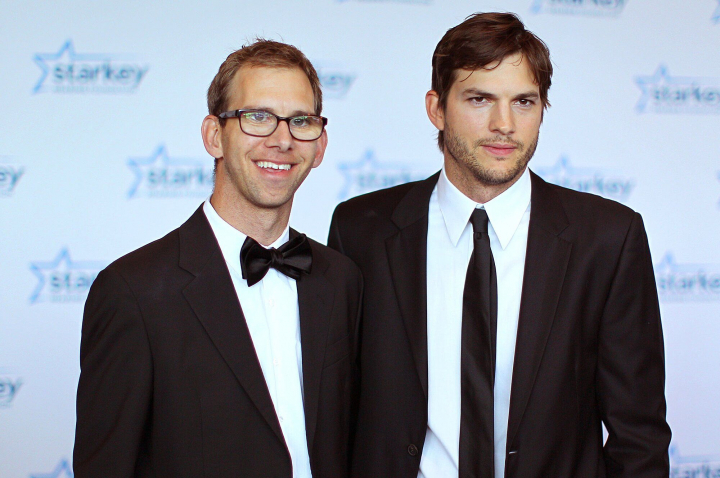 Povestea incredibila a lui Ashton Kutcher si a fratelui sau geaman, Michael: „Mi-a facut cel mai mare favor, pentru ca mi-a permis sa fiu eu insumi” Povestea incredibila a lui Ashton Kutcher si a fratelui sau geaman, Michael: „Mi-a facut cel mai mare favor, pentru ca mi-a permis sa fiu eu insumi”