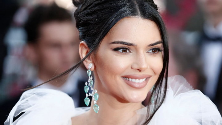 Regina zapezilor nu mai e ca pe timpuri! Kendall Jenner pozeaza prin nameti intr-un bikini minuscul: „Tu esti cauza incalzirii globale” - FOTO