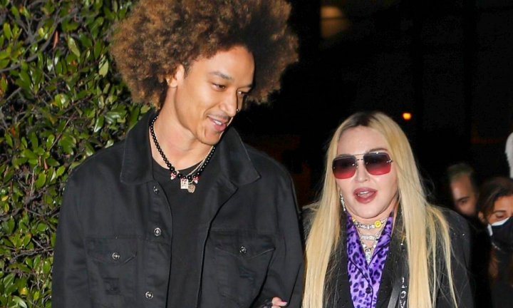 Iubirea nu tine cont de varsta! Chiar daca are 63 de ani, Madonna a iesit sa cineze cu iubitul tinerel. Dansatorul care a cucerit-o are 27 de ani - FOTO
Iubirea nu tine cont de varsta! Chiar daca are 63 de ani, Madonna a iesit sa cineze cu iubitul tinerel. Dansatorul care a cucerit-o are 27 de ani - FOTO