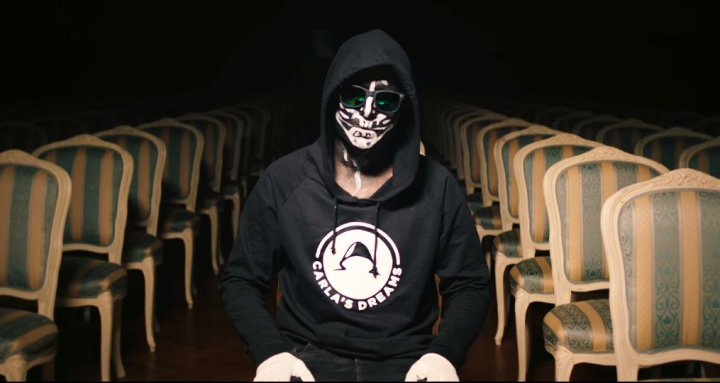 Carla’s Dreams, moment de sinceritate. Cum ar reactiona solistul trupei daca ar fi santajat cu poze in care apare fara machiaj Carla’s Dreams, moment de sinceritate. Cum ar reactiona solistul trupei daca ar fi santajat cu poze in care apare fara machiaj