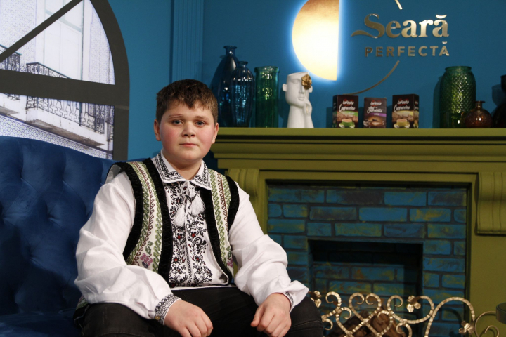 Canta la saxofon, vioara, chitara, fluier si pian. Este pasionat de muzica populara, insa se descurca perfect atunci cand interpreteaza o manea. Vezi cum a cantat tanarul interpret, Oleg Spanu, piesa „Toate Diamantele” - VIDEO Canta la saxofon, vioara, chitara, fluier si pian. Este pasionat de muzica populara, insa se descurca perfect atunci cand interpreteaza o manea. Vezi cum a cantat tanarul interpret, Oleg Spanu, piesa „Toate Diamantele” - VIDEO