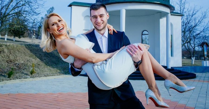 De ziua sotilor, Dianna Rotaru l-a laudat din plin pe sotul ei si i-a pregatit o surpriza hand-made: „El stie cu ce „drac” sta acasa” - VIDEO De ziua sotilor, Dianna Rotaru l-a laudat din plin pe sotul ei si i-a pregatit o surpriza hand-made: „El stie cu ce „drac” sta acasa” - VIDEO