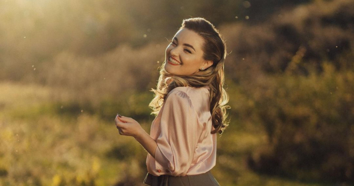 Bat clopote de nunta pentru interpreta Diana Stoica! Dupa 5 ani de relatie, tanara a fost ceruta de sotie - VIDEO Bat clopote de nunta pentru interpreta Diana Stoica! Dupa 5 ani de relatie, tanara a fost ceruta de sotie - VIDEO