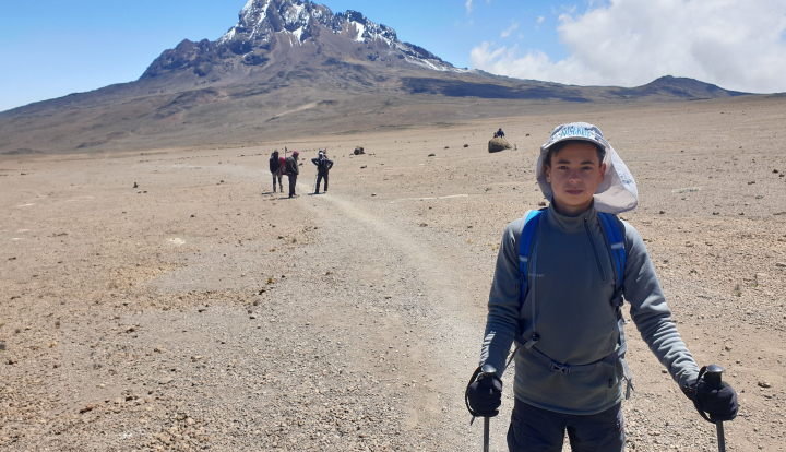 La doar 14 ani a cucerit varful muntelui Kilimanjaro! Afla de la tanarul Tudor Dumbraveanu ce pregatire presupune o astfel de expeditie, dar si care a fost cea mai mare provocare cu care s-a confruntat - FOTO