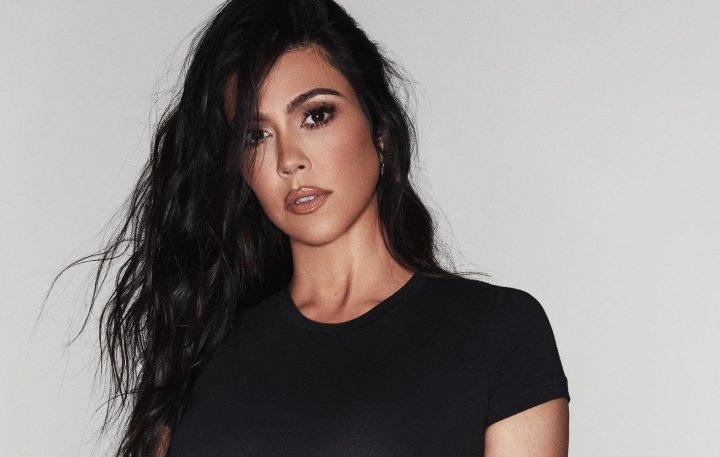 Gaseste diferentele! Fanii nu au recunoscut-o pe Kourtney Kardashian fara Photoshop - FOTO Gaseste diferentele! Fanii nu au recunoscut-o pe Kourtney Kardashian fara Photoshop - FOTO