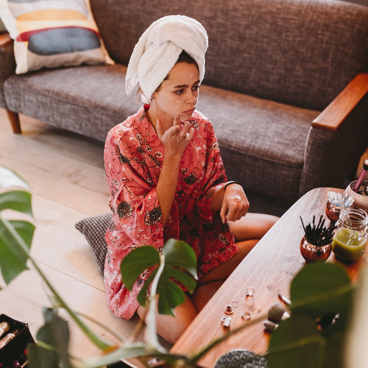 Reguli de frumusete pe care sa le urmezi in functie de zodia ta: „ Femeile Rac sunt faimoase pentru corpul atragator, asa ca poarta o rochie sexy si foloseste o lotiune de corp.” 
