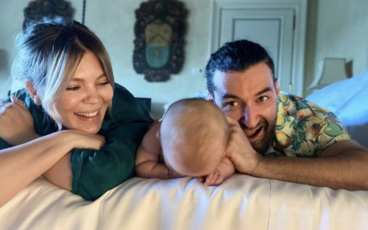 Poza cu Smiley si Josephine care a "topit" Internetul. Solistul e fascinat de fiica lui - FOTO
Poza cu Smiley si Josephine care a "topit" Internetul. Solistul e fascinat de fiica lui - FOTO