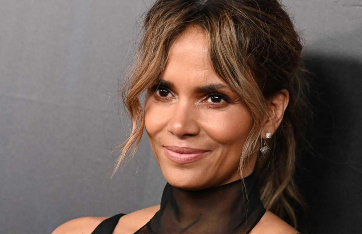 Halle Berry - la 55 de ani, intr-o rochie cat o „batista”. A lasat la vedere tot ce are mai frumos - FOTO Halle Berry - la 55 de ani, intr-o rochie cat o „batista”. A lasat la vedere tot ce are mai frumos - FOTO