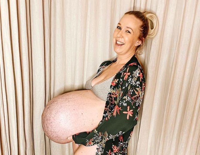 O mamica si-a aratat burtica uriasa de gravida inainte sa nasca tripleti. “Ma doare si cand respir!" O mamica si-a aratat burtica uriasa de gravida inainte sa nasca tripleti. “Ma doare si cand respir!"
