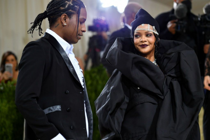 Rihanna este insarcinata cu A$AP Rocky. Primele poze cu burtica de gravida Rihanna este insarcinata cu A$AP Rocky. Primele poze cu burtica de gravida