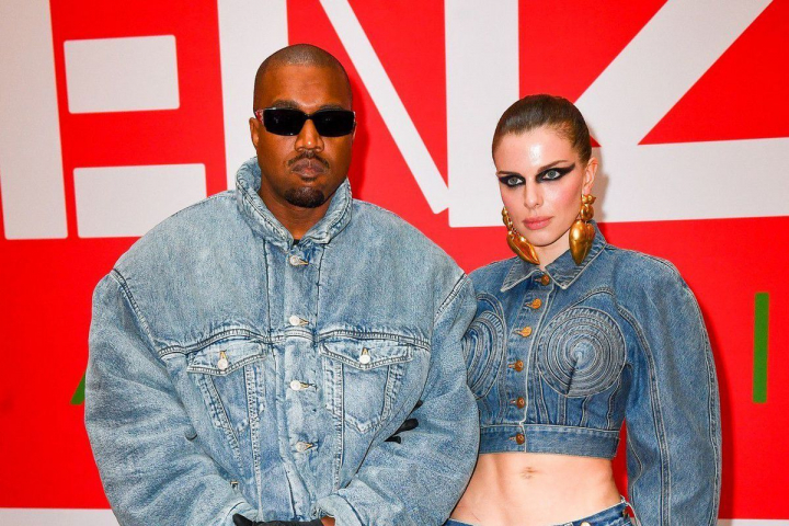 Noua iubita a lui Kanye West o copiaza pe Kim Kardashian: iata in ce tinuta a aparut Julia Fox Noua iubita a lui Kanye West o copiaza pe Kim Kardashian: iata in ce tinuta a aparut Julia Fox