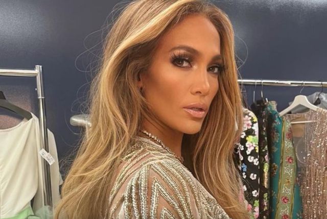 Jennifer Lopez - de nerecunoscut! Diva are un nou stil vestimentar ce ii evidentiaza frumos feminitatea - FOTO Jennifer Lopez - de nerecunoscut! Diva are un nou stil vestimentar ce ii evidentiaza frumos feminitatea - FOTO