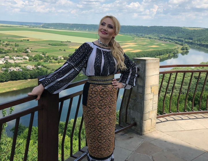 Adriana Ochisanu - in gura lumii! Cum a raspuns interpreta mesajelor dure de critica: „Urgent fa scoala draga mea! Esti proasta rau.” - VIDEO Adriana Ochisanu - in gura lumii! Cum a raspuns interpreta mesajelor dure de critica: „Urgent fa scoala draga mea! Esti proasta rau.” - VIDEO