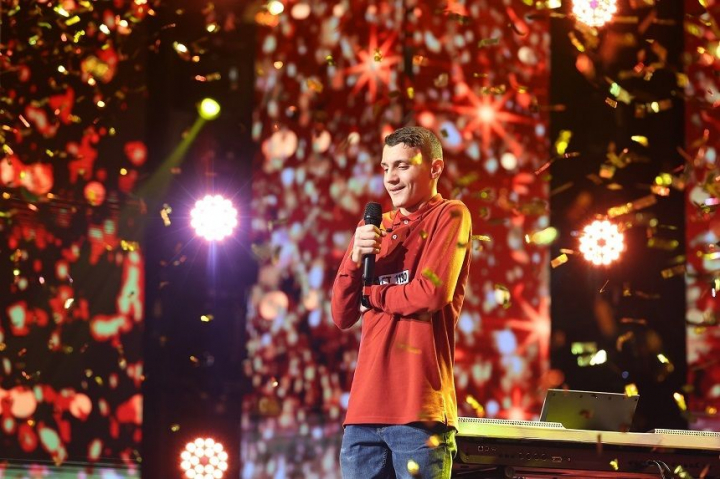 Juratii, muti de uimire in fata talentului sau! Cine e Emanuel Ion, tanarul care a primit Golden Buzz de la Andra - VIDEO Juratii, muti de uimire in fata talentului sau! Cine e Emanuel Ion, tanarul care a primit Golden Buzz de la Andra - VIDEO