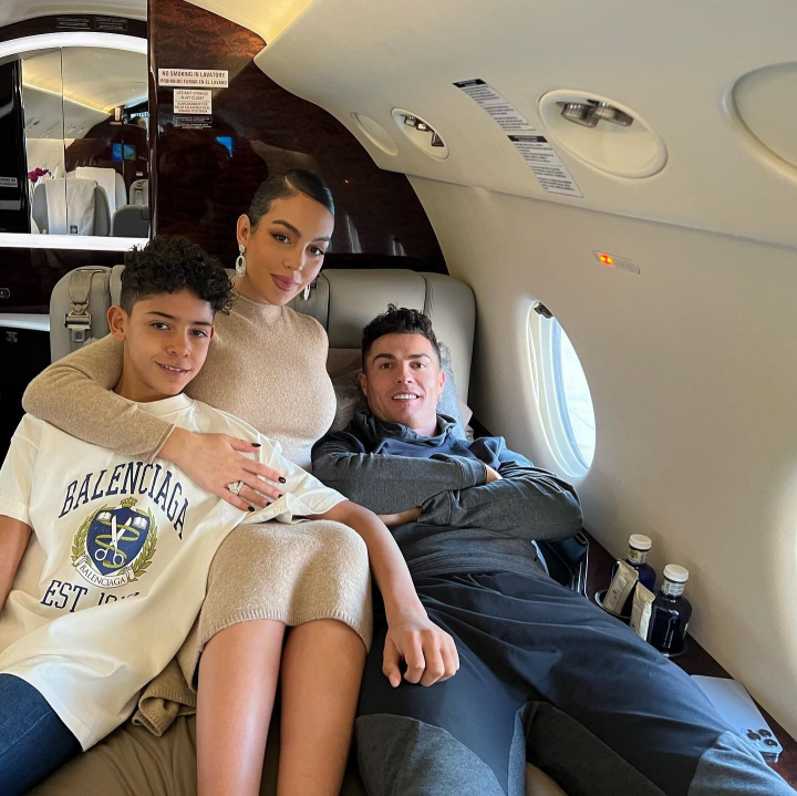 Ce cadou i-a facut Georgina Rodriguez lui Cristiano Ronaldo de ziua lui. A cheltuit 180.000 de euro - VIDEO Ce cadou i-a facut Georgina Rodriguez lui Cristiano Ronaldo de ziua lui. A cheltuit 180.000 de euro - VIDEO