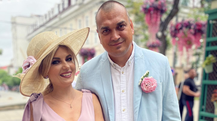 Este gata sa devina din nou mamica! Mariana Mihaila ne-a impartasit detalii despre casnicia sa si cum ea reuseste sa o mentina mereu in armonie: „Trebuie sa improvizam nu doar in muzica, arta si munca, dar si in familie” - VIDEO
Este gata sa devina din nou mamica! Mariana Mihaila ne-a impartasit detalii despre casnicia sa si cum ea reuseste sa o mentina mereu in armonie: „Trebuie sa improvizam nu doar in muzica, arta si munca, dar si in familie” - VIDEO