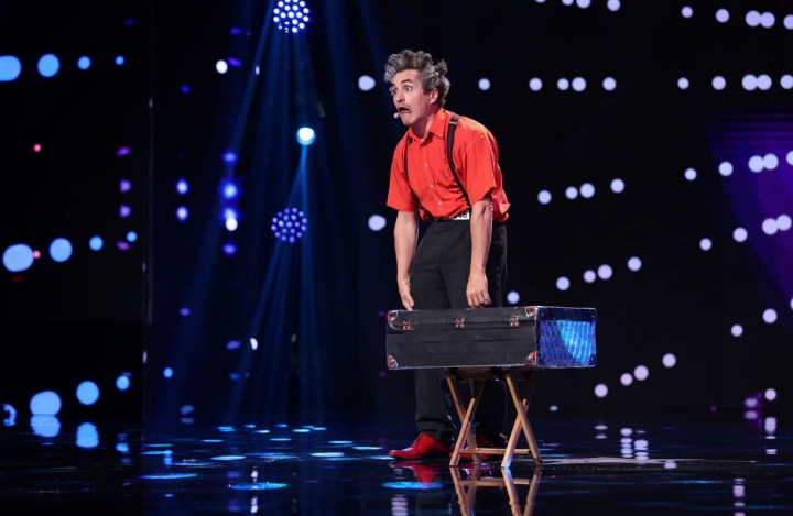 Stephane Delvaux (Elastic), aplaudat in picioare de juratii de la Romanii au talent: “Atat de tare am ras ca mi-au dat lacrimile!” - VIDEO Stephane Delvaux (Elastic), aplaudat in picioare de juratii de la Romanii au talent: “Atat de tare am ras ca mi-au dat lacrimile!” - VIDEO